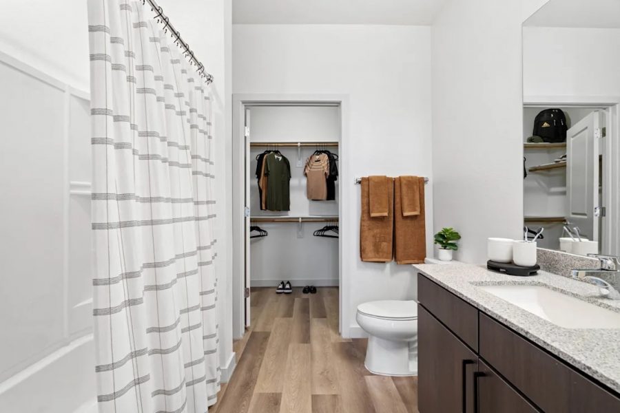 A Bathroom in an apartment at Los Arcos with a closet