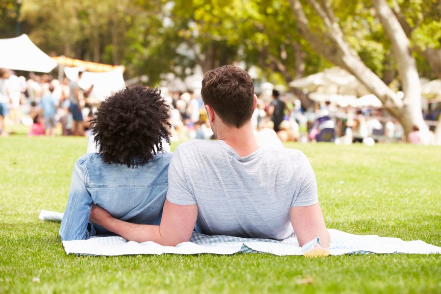 Couple relaxing at the Zócalo